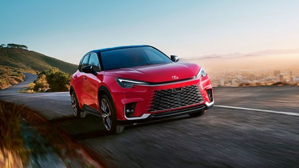 Lexus LBX jadący po drodze