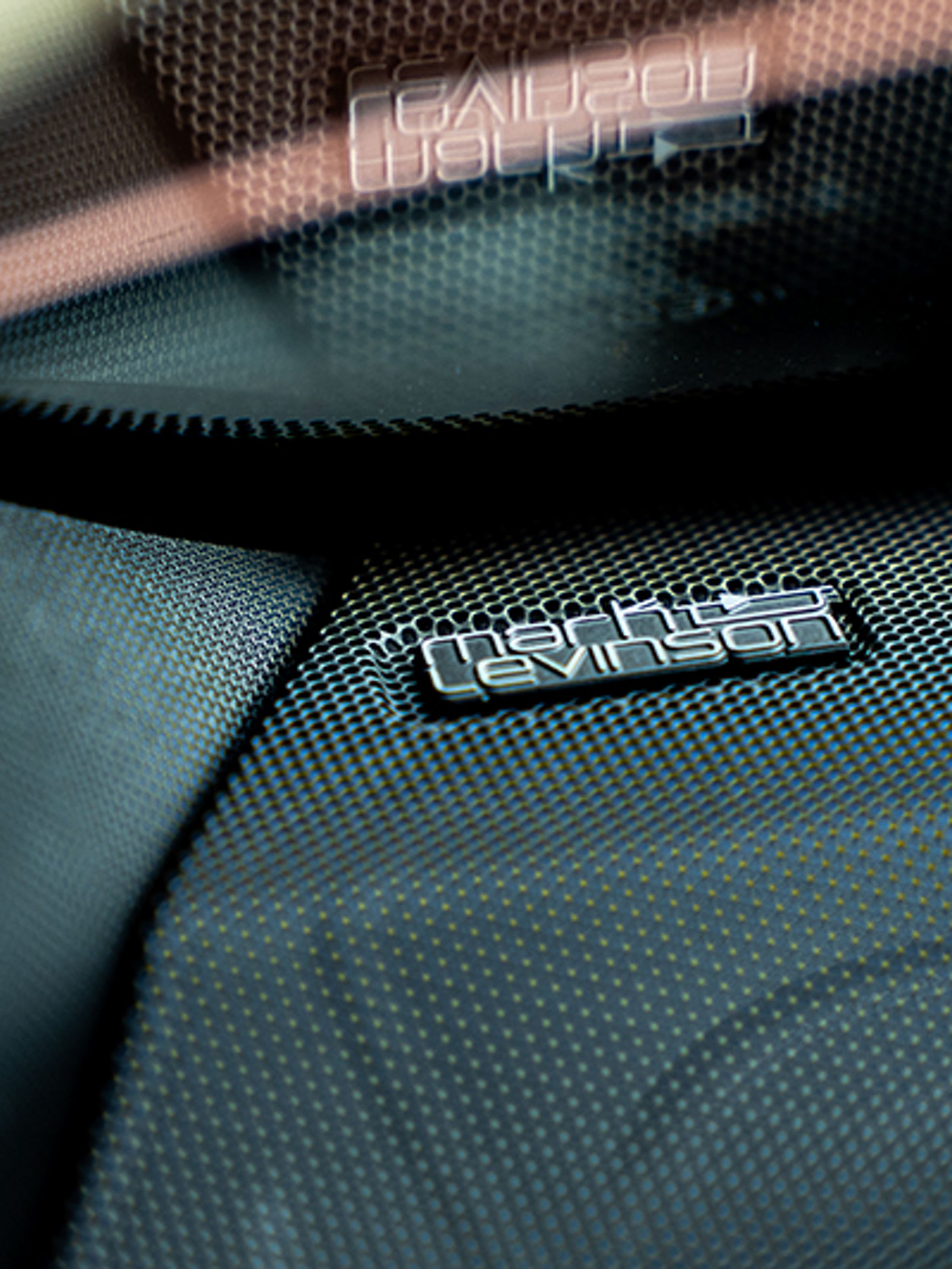 Un maître Takumi inspectant une Lexus