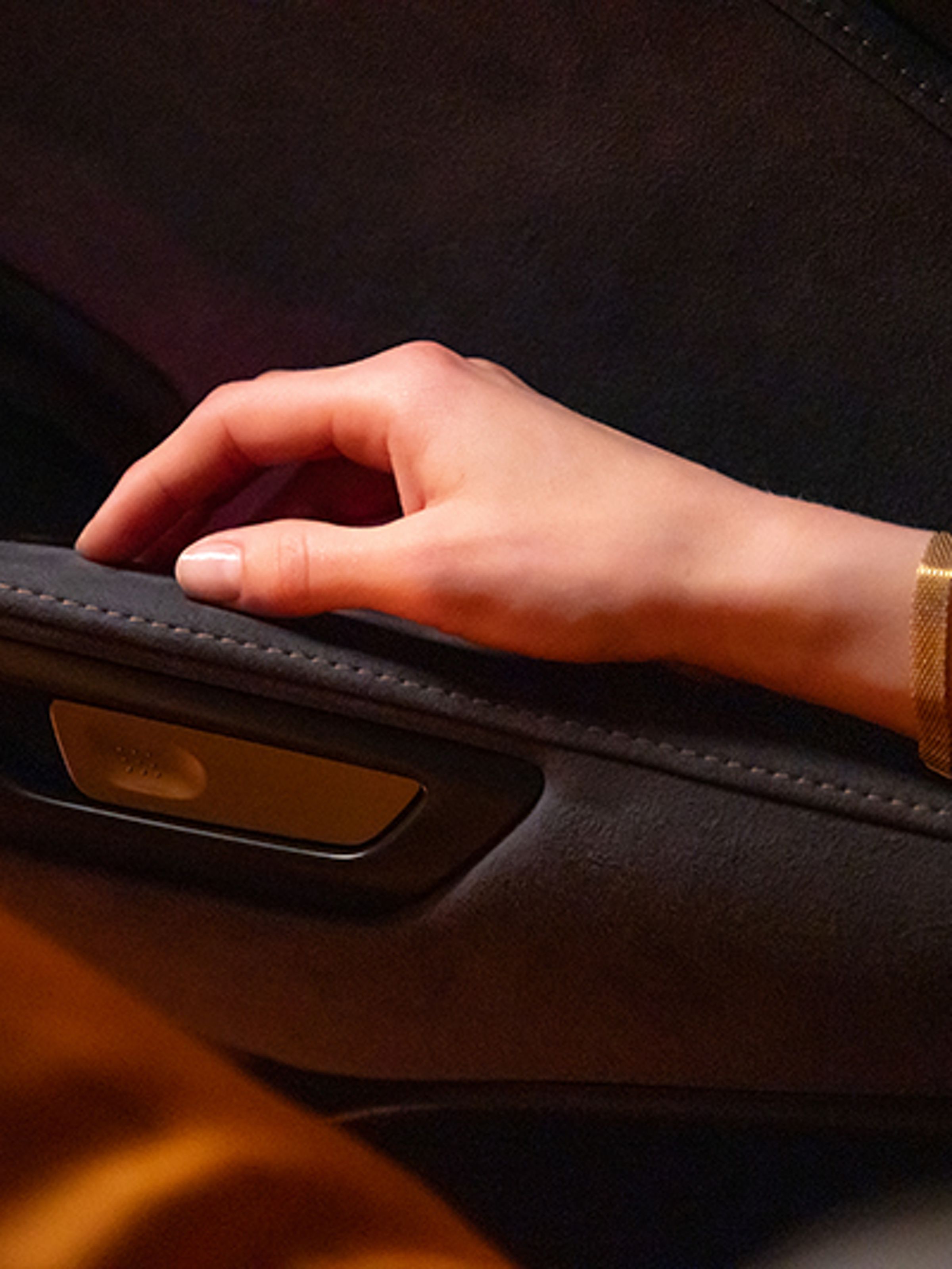 Un maître Takumi inspectant une Lexus