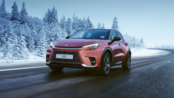 Lexus LBX jadący po ośnieżonej drodze