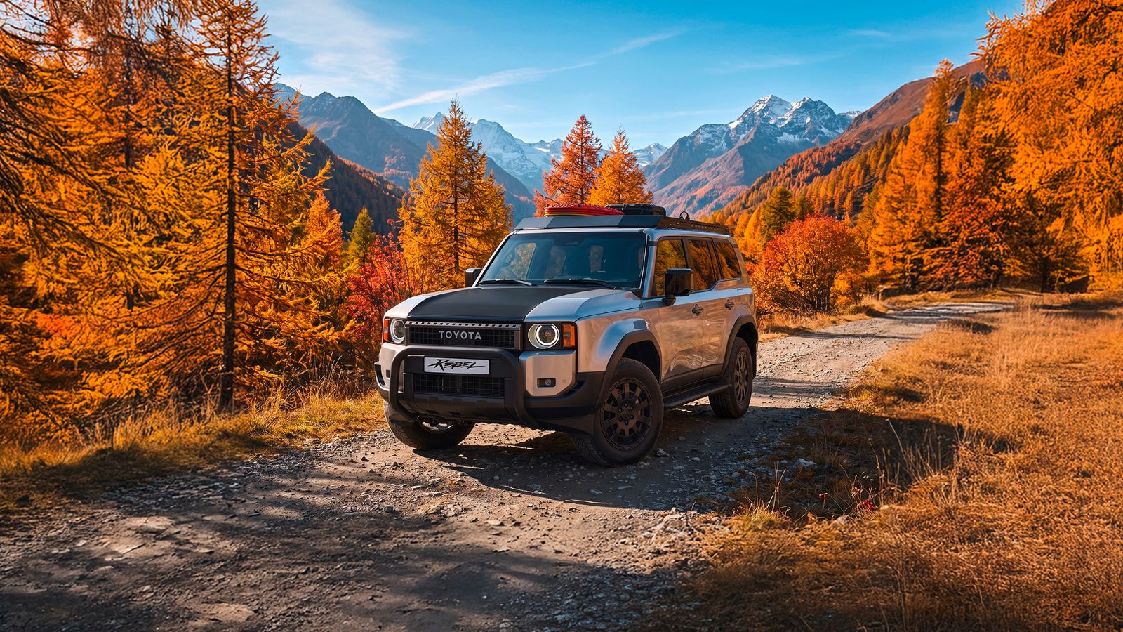 Toyota Land Cruiser Rebel in einer herbstlichen Gebirgslandschaft.