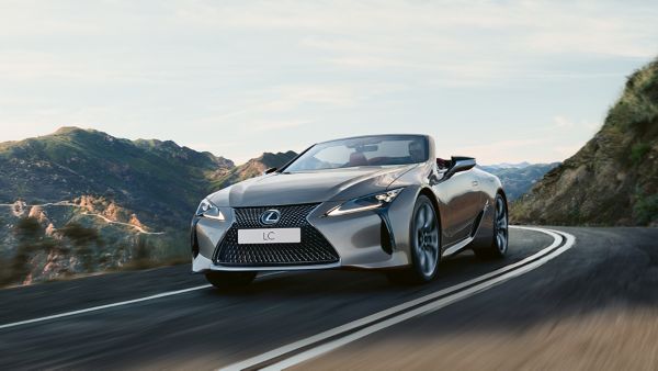 Lexus LC Carbiolet fährt auf einer Fahrbahn