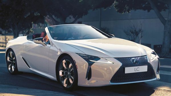 Ein weißer Lexus LC fährt auf einer Straße