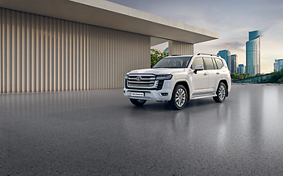 Гибридная Toyota Camry едет по городу