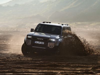 Doğada önden görünen Land Cruiser Prado