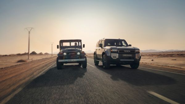 Oryginalny Land Cruiser 40 i nowy model Toyoty Land Cruiser jadące obok siebie