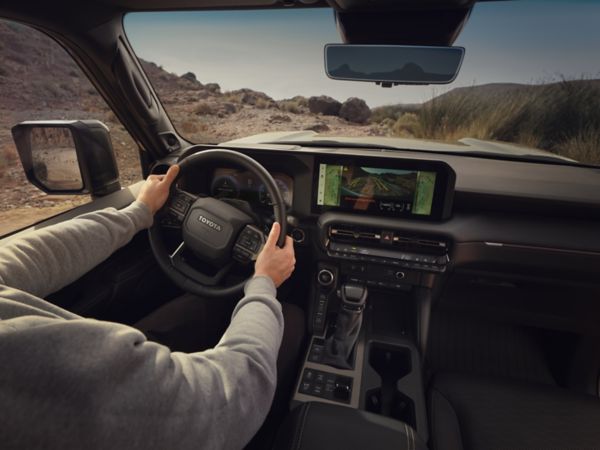 Toyota Land Cruiser interieur met bestuurder