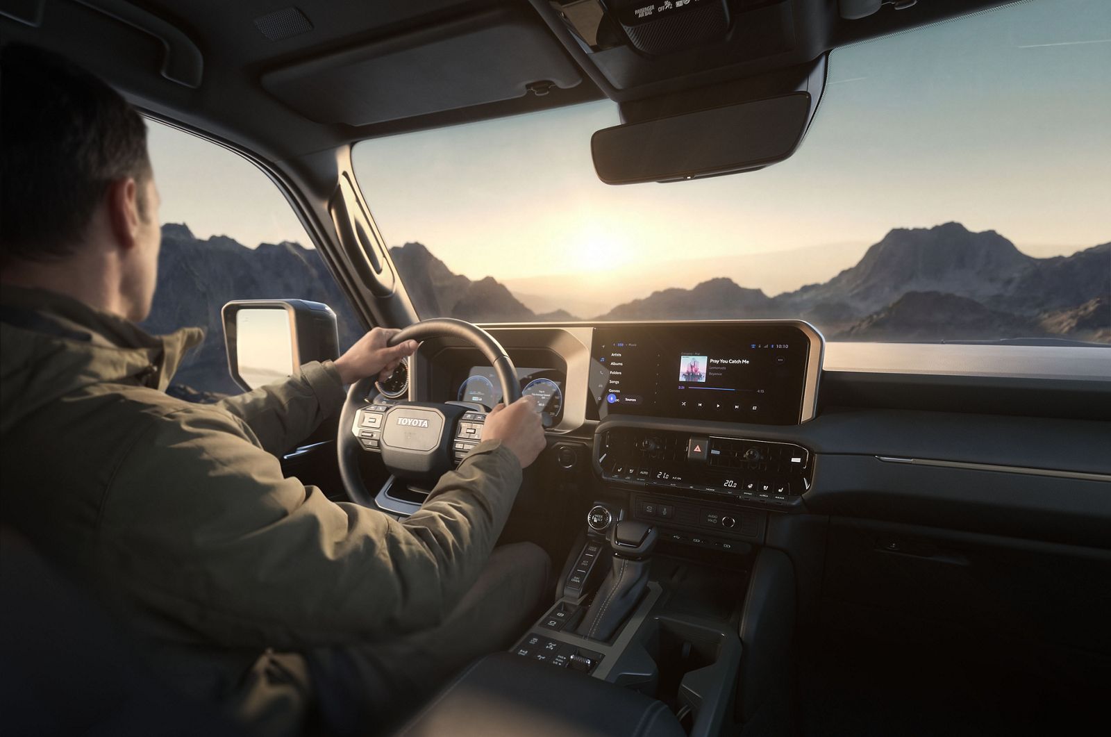 Un sofer se bucura de directia asistata electric, lina, a modelului Land Cruiser
