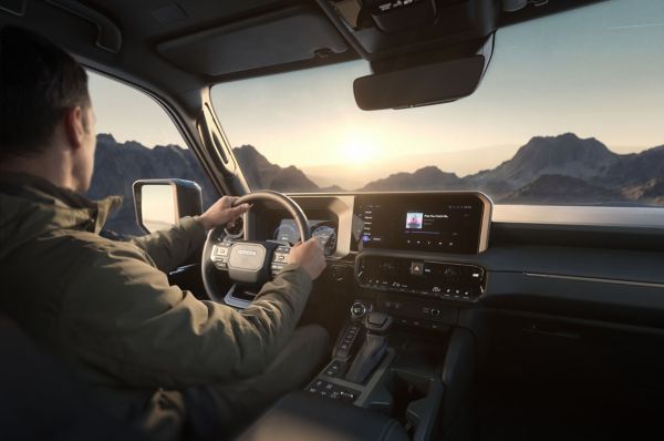 Kierowca łatwo wykonujący manewry dzięki elektrycznemu wspomaganiu kierownicy Land Cruisera