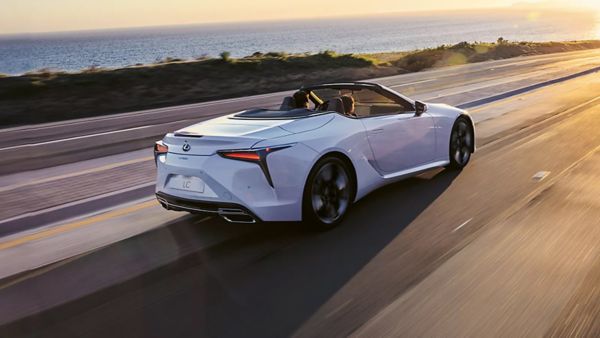 Lexus LC Cabriolet fährt auf einer Küstenstraße