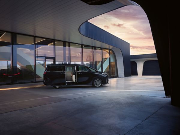 Lexus LM bereit für eine Probefahrt.