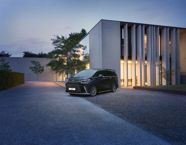 Markantes Design der Front des Lexus LM.