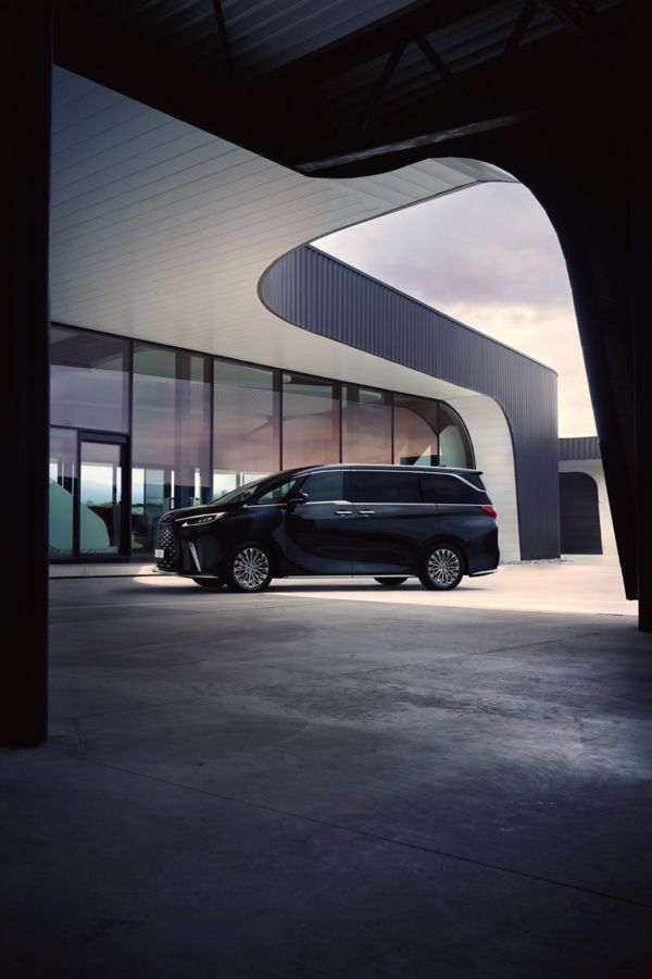 Elegantes Außendesign des Lexus LM in einer exklusiven Umgebung.