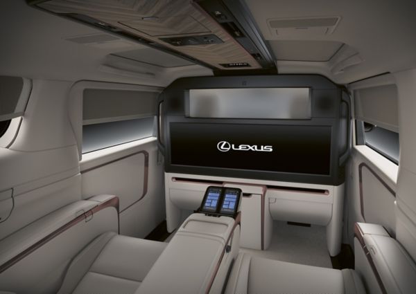 Elektrisch versenkbare Trennwand im Lexus LM für maximale Privatsphäre.