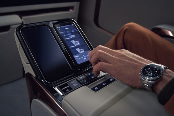 Voll verstellbare Airline-Sitze mit Massagefunktion im Lexus LM.