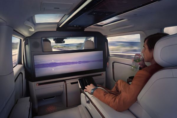 48-Zoll-Ultrabreitbildschirm im Lexus LM.