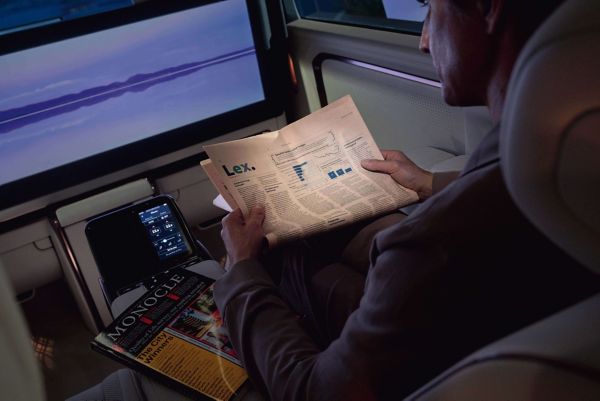 So entspannt kann Multi-Tasking sein: erholen und informieren – gleichzeitig möglich im Lexus LM.