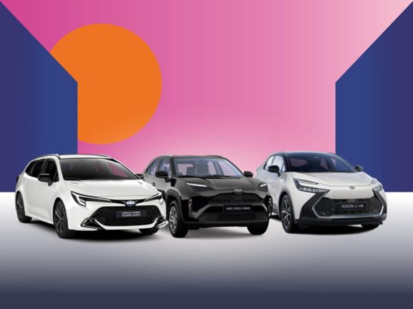 Drei Toyota Fahrzeuge stehen nebeneinander auf einem bunten Hintergrund.