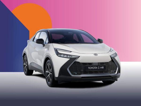 Ein weißer Toyota C-HR auf einem bunten Hintergrund.