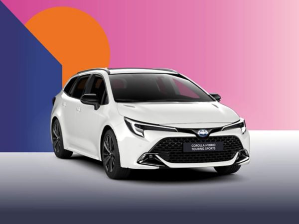 Ein weißer Toyota Corolla Touring Sports Teamplayer auf einem bunten Hintergrund.
