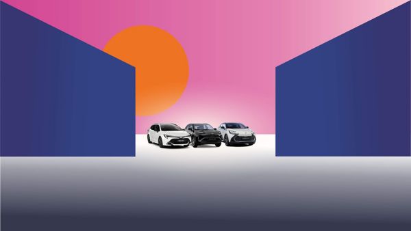 Drei Toyota Fahrzeuge stehen nebeneinander auf einem bunten Hintergrund.