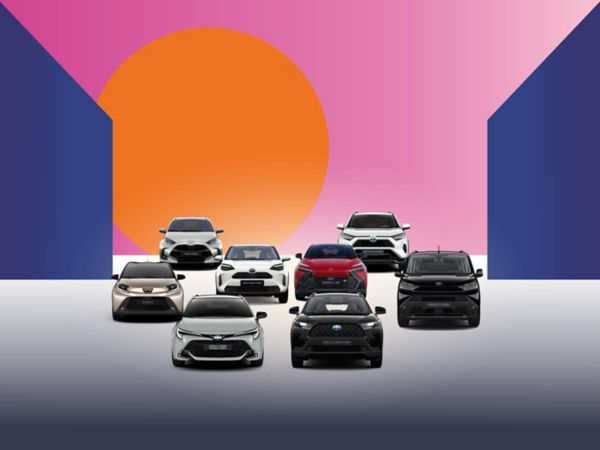 Drei Toyota Fahrzeuge stehen nebeneinander auf einem bunten Hintergrund.
