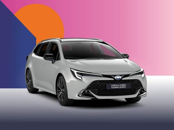 Ein grauer Toyota Corolla Touring Sports auf einem bunten Hintergrund.