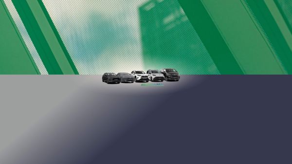 Vier Toyota Elektro- und Hybridfahrzeuge vor grünem, grafischem Hintergrund – von links nach rechts: bZ4X, Prius Plug-in Hybrid, Proace City Verso Electric und Proace Verso Electric.