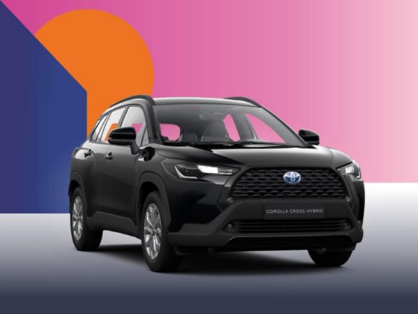 Ein schwarzer Toyota Corolla Cross auf einem bunten Hintergrund.