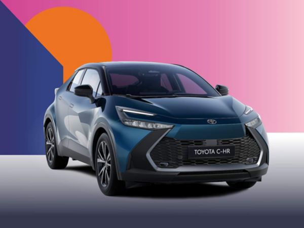 Ein blauer Toyota C-HR auf einem bunten Hintergrund.