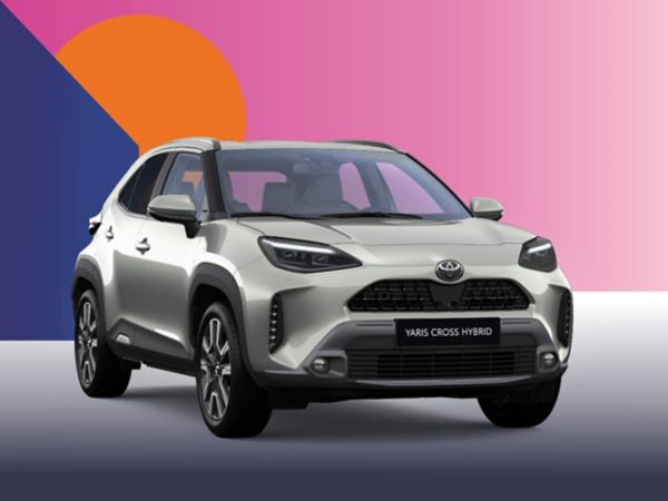 Ein grauer Toyota Yaris Cross auf einem bunten Hintergrund.