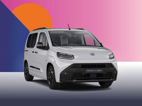 Ein weißer Toyota Proace City Verso auf einem bunten Hintergrund.
