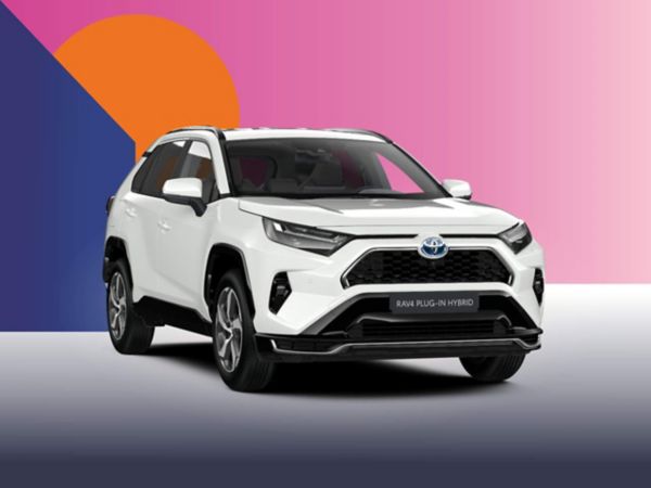 Ein weißer Toyota RAV4 Plug-in Hybrid auf einem bunten Hintergrund.