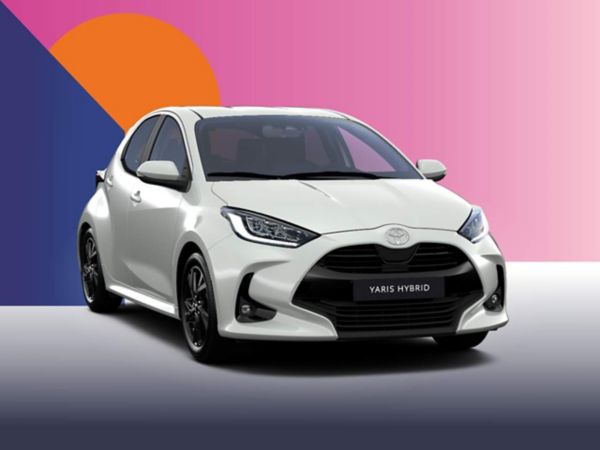 Ein weißer Toyota Yaris Teamplayer auf einem bunten Hintergrund.