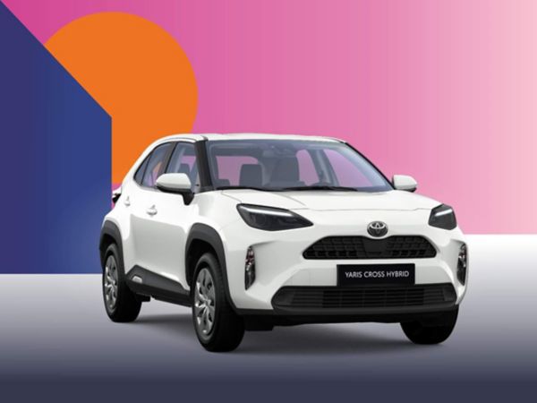 Ein weißer Toyota Yaris Cross auf einem bunten Hintergrund.