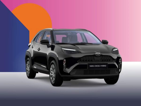 Ein schwarzer Toyota Yaris Cross auf einem bunten Hintergrund.