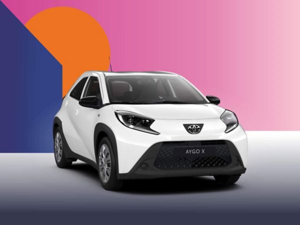 Ein weißer Toyota Aygo X Business Edition auf einem bunten Hintergrund.
