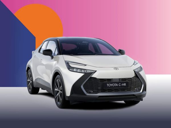 Ein weißer Toyota C-HR auf einem bunten Hintergrund.