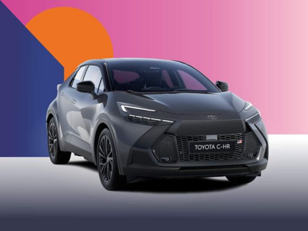 Ein grauer Toyota C-HR Plug-in auf einem bunten Hintergrund.