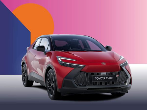 Ein roter Toyota C-HR Plug-in auf einem bunten Hintergrund.