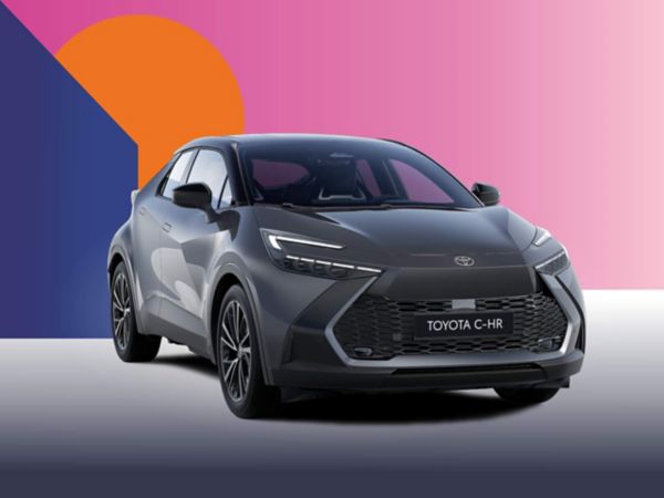 Ein grauer Toyota C-HR auf einem bunten Hintergrund.