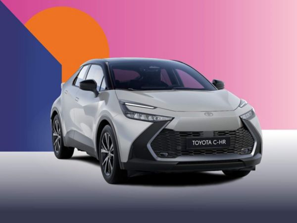 Ein grauer Toyota C-HR Plug-in auf einem bunten Hintergrund.