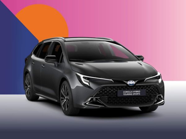 Ein schwarzer Toyota Corolla Touring Sports auf einem bunten Hintergrund.