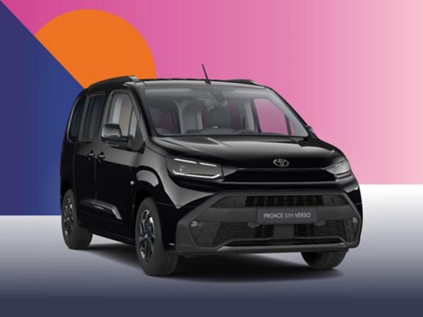 Ein schwarzer Toyota Proace City Verso auf einem bunten Hintergrund.