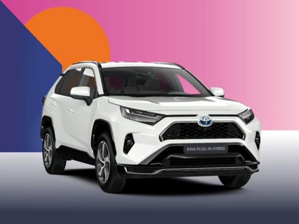 Ein weißer Toyota RAV4 Plug-in auf einem bunten Hintergrund.