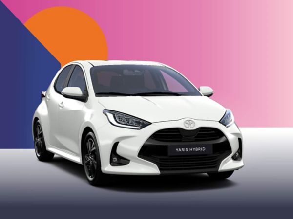 Ein weißer Toyota Yaris Hybrid Comfort auf einem bunten Hintergrund.