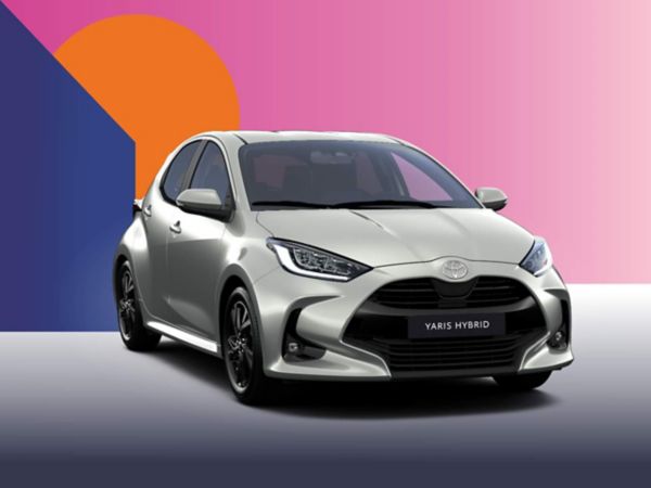 Ein silberner Toyota Yaris Hybrid Teamplayer auf einem bunten Hintergrund.