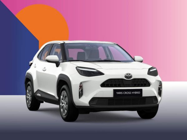 Ein weißer Toyota Yaris Cross auf einem bunten Hintergrund.