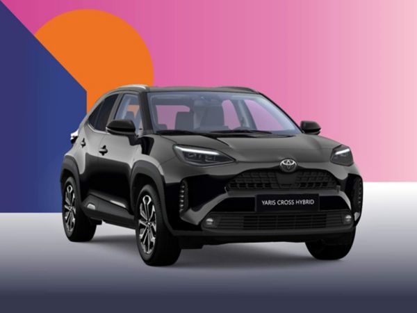 Ein schwarzer Toyota Yaris Cross auf einem bunten Hintergrund.