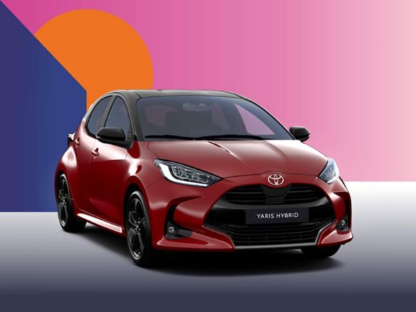Ein roter Toyota Yaris Hybrid Teamplayer auf einem bunten Hintergrund.